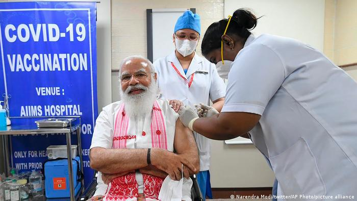 Coronavirus: India pins its hopes on vaccines to stop COVID case surge |  Asia| An in-depth look at news from across the continent | DW | 06.04.2021