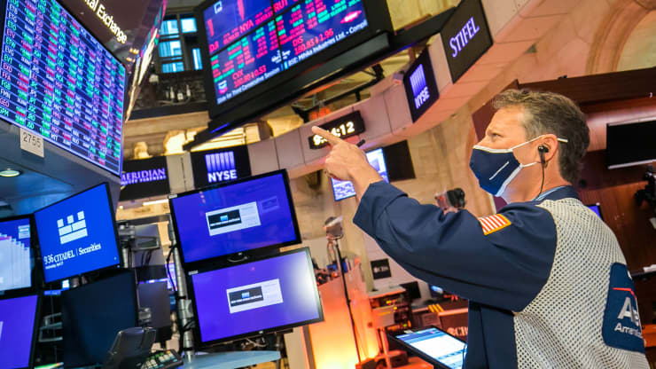 Traders working at the New York Stock Exchange (NYSE), today, Wednesday, April 21, 2021.