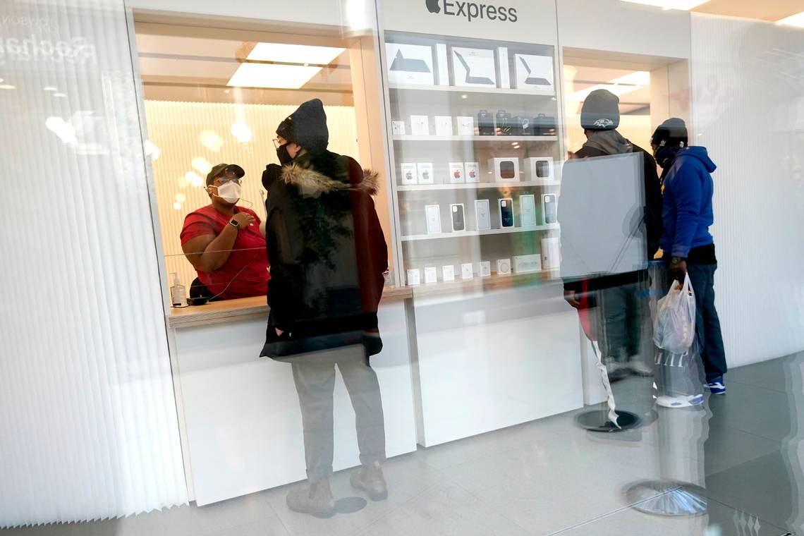 Apple shuts all 53 California stores in COVID surge | The Sacramento Bee