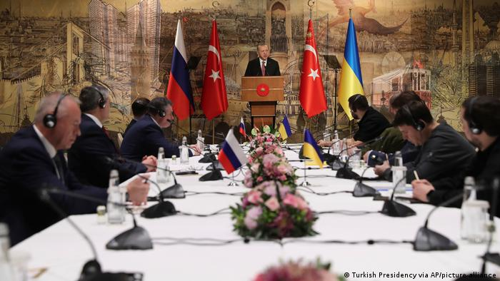 Russia, Ukraine negotiators sit down for peace talks in Turkey — live  updates | News | DW | 29.03.2022