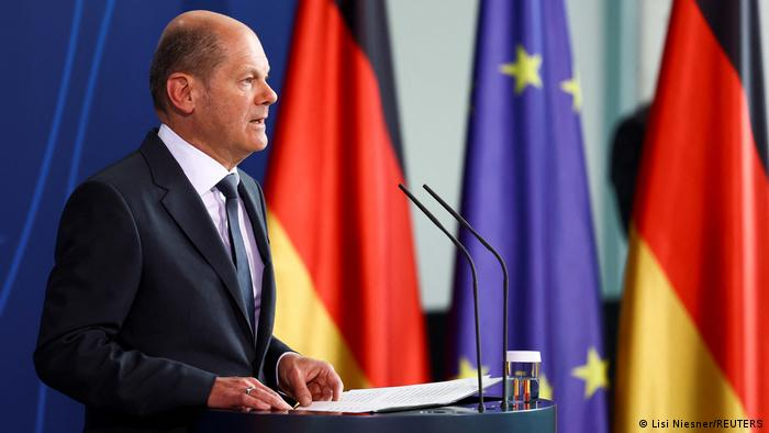 Germany′s Scholz tries to dodge criticism over Ukraine heavy weapons  deliveries | News | DW | 19.04.2022