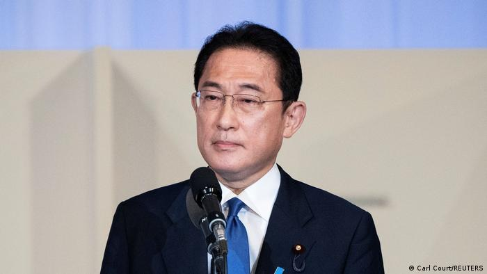 Japan: Ruling party votes for Fumio Kishida to replace PM Yoshihide Suga |  News | DW | 29.09.2021