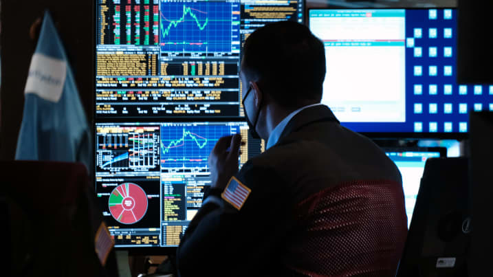 NEW YORK, NEW YORK - JULY 25: Traders work on the floor of the New York Stock Exchange (NYSE) on July 25, 2022 in New York City. Stocks rose slightly in morning trading as investors weigh the upcoming Federal Reserve meeting this coming Wednesday. (Photo by Spencer Platt/Getty Images)