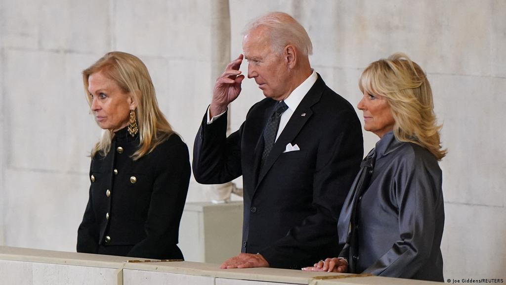 Joe Biden pays respects at Queen Elizabeth′s coffin | News | DW | 18.09.2022