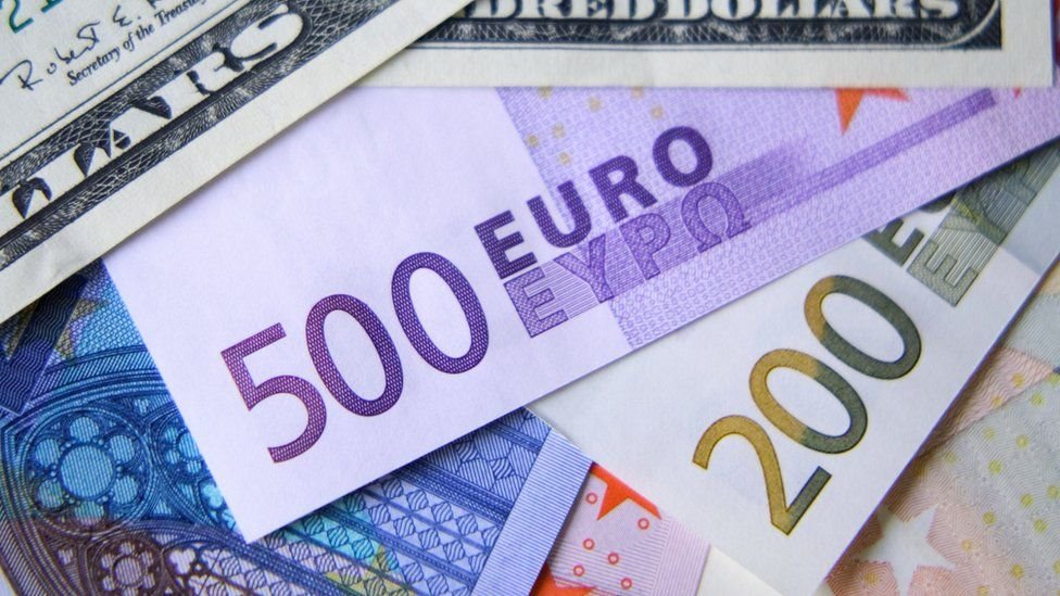 Euro rớt giá thấp hơn USD lần đầu tiên kể từ năm 2002 - BBC News Tiếng Việt