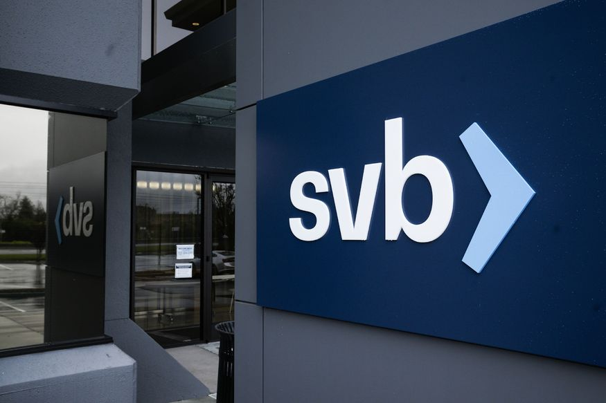 svb-financial-group -dang-lam-viec-voi-mot-ngan-hang-dau-tu-va-mot-cong-ty-luat-de-tim-nguoi-mua-cac-tai-san-khac-cua-minh-bao-gom- svb-securities-reuters-dua-tin-hom-thu-sau-dong-thoi-cho-biet-them-rang-nhung-tai-san-nay-co-the-thu-hut-cac-doi-thu-canh  ...