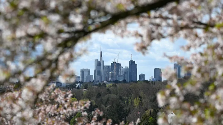 Skyscrapers of the city center can be seen from the Lohrberg in the north of Frankfurt. Photo: Arne Dedert/dpa (Photo by Arne Dedert/picture alliance via Getty Images)