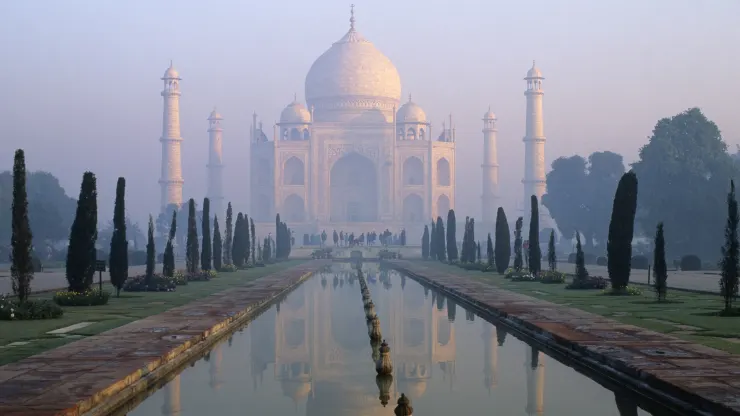 INDIA - 1996/01/01: India, Agra, Taj Mahal At Sunrise. (Photo by Wolfgang Kaehler/LightRocket via Getty Images)