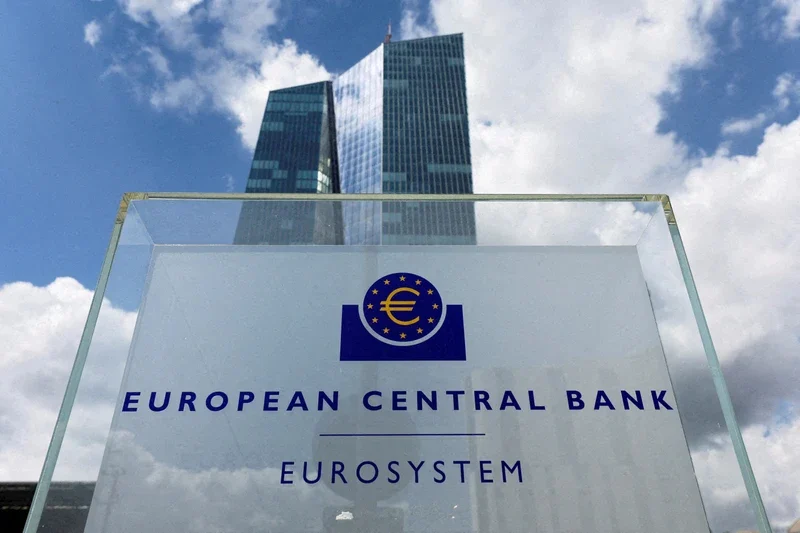 ECB giữ nguyên lãi suất giảm dự báo về tăng trưởng và lạm phát