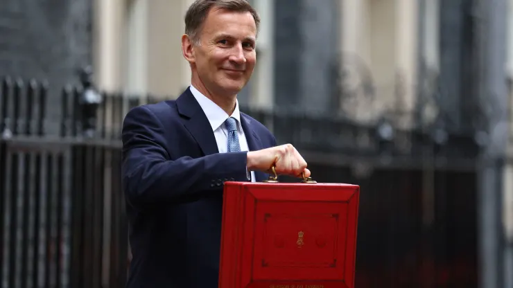 Bộ trưởng Tài chính Anh Jeremy Hunt cầm hộp ngân sách khi tạo dáng chụp ảnh tại Phố Downing ở London, Anh ngày 15 tháng 3 năm 2023. REUTERS/Hannah McKay