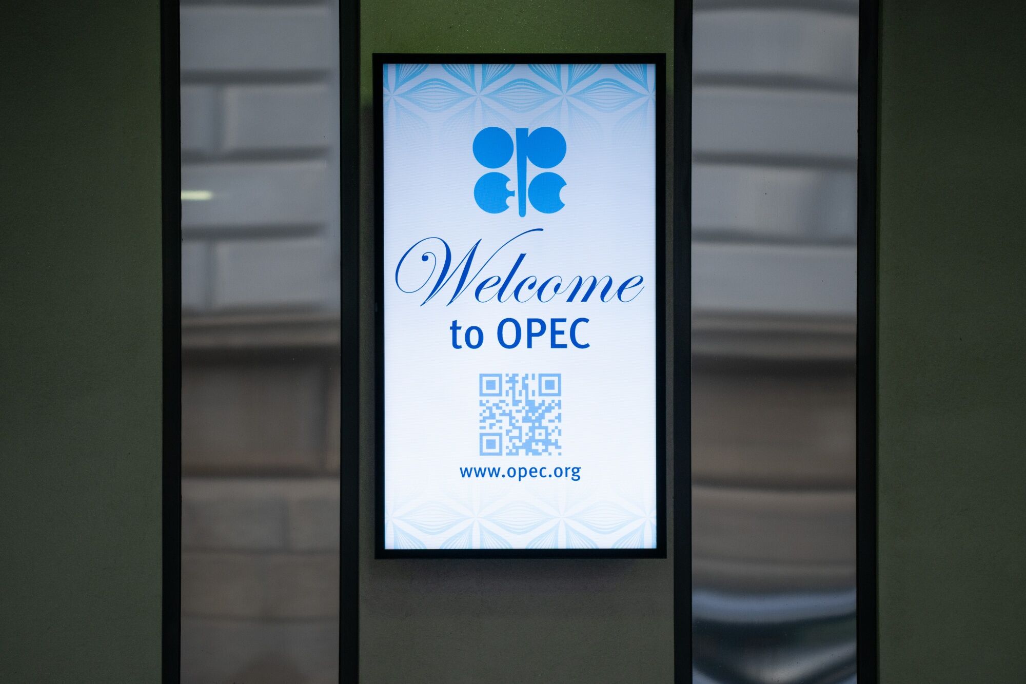 Thị trường bối rối trước động thái của OPEC+