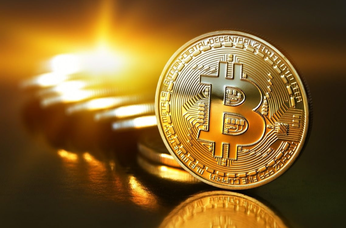 Bitcoin lao dốc gần 11%, cá voi "âm thầm" gom mua hàng tỷ USD