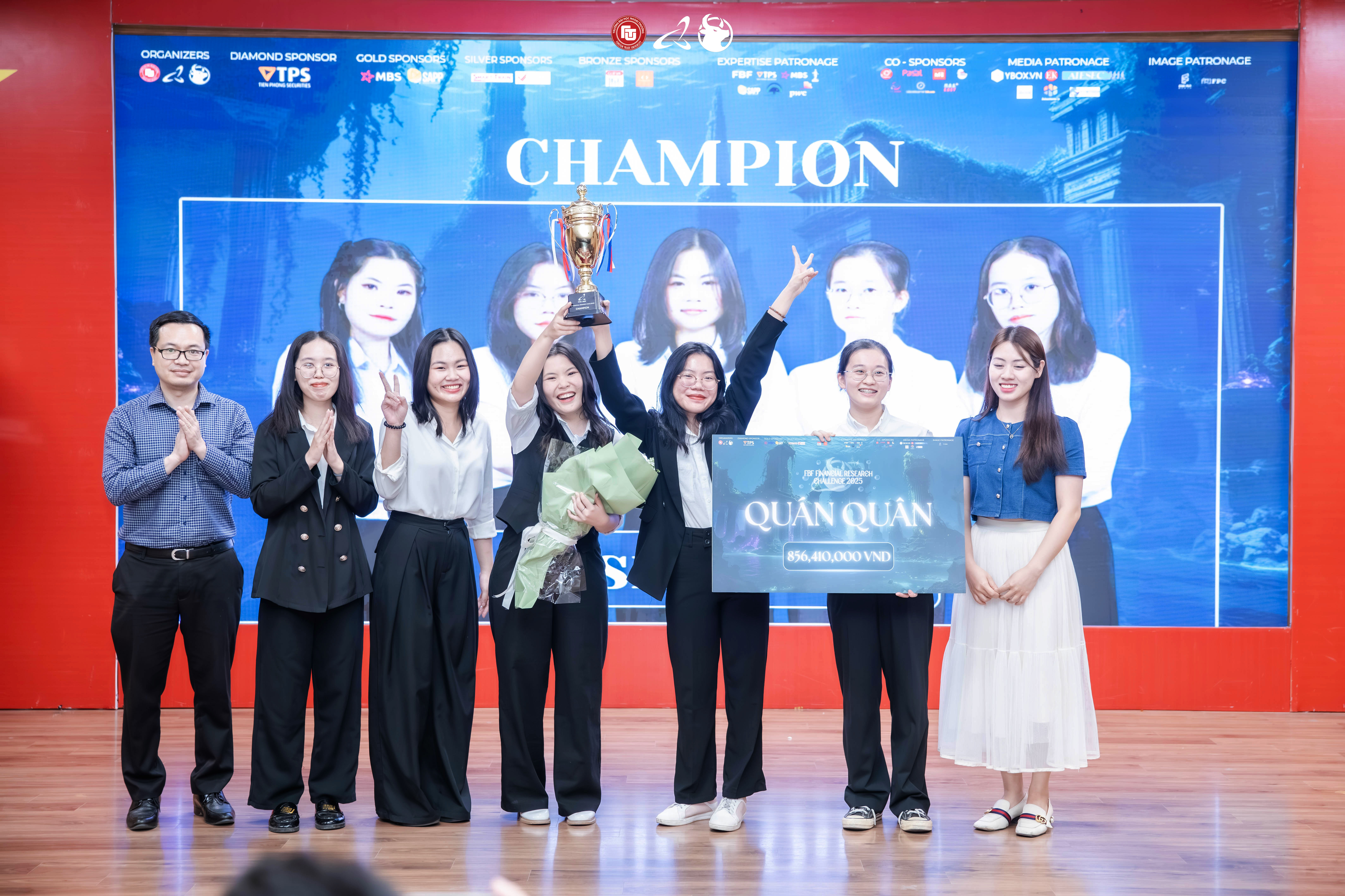 Nhìn lại những khoảnh khắc đáng nhớ tại chung kết FFRC 2025: những giây phút bước lên bục vinh quang của các nhà vô địch